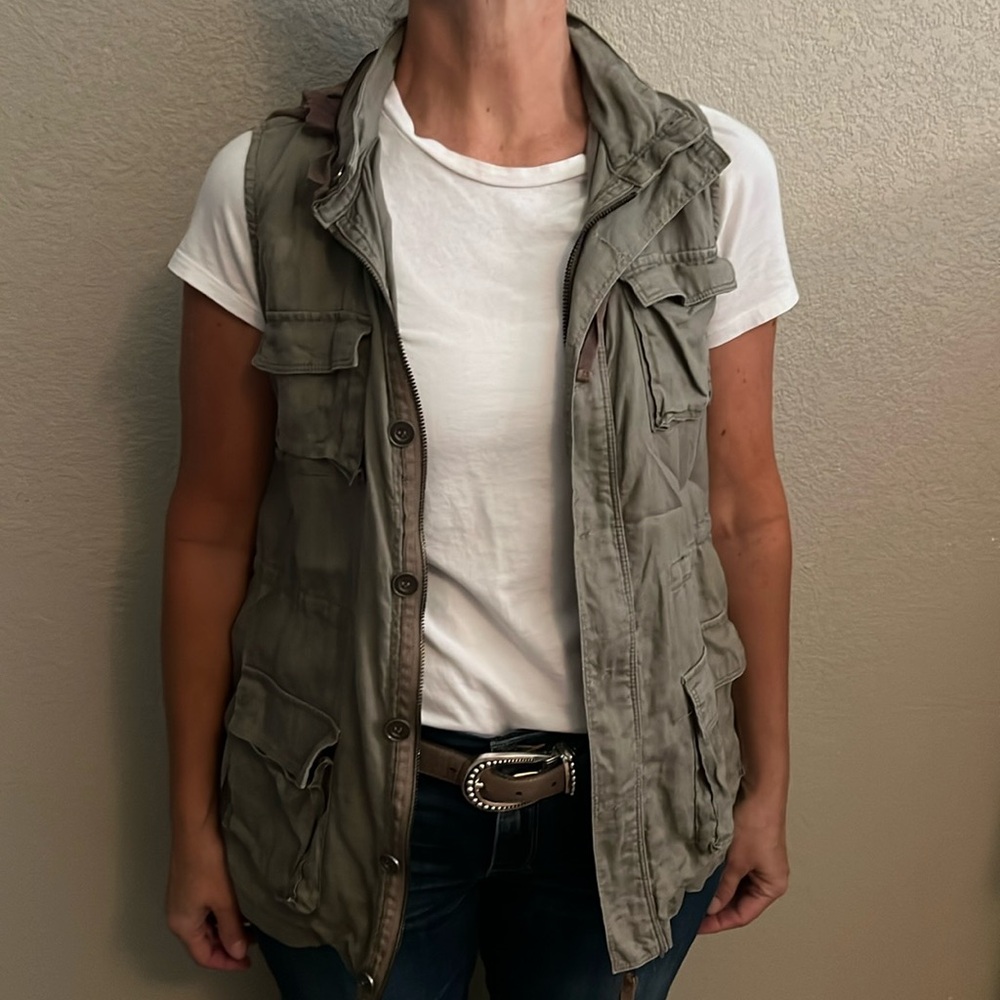 Olive green vest with hood that can be zipped Harlow and graham size M